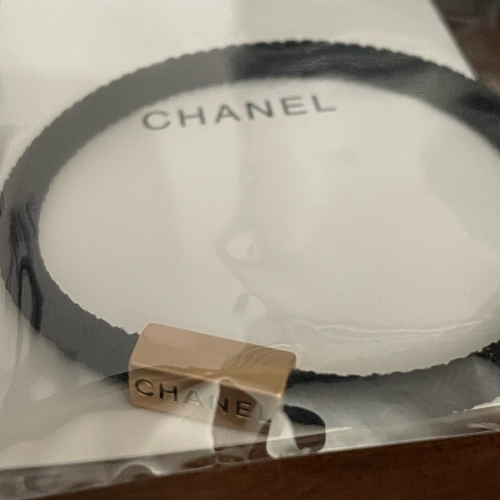 Chanel auth Black Fur Hair Clip 2pc set with gift bag - Picture 4 of 6